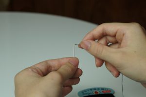 針に糸を通す方法
