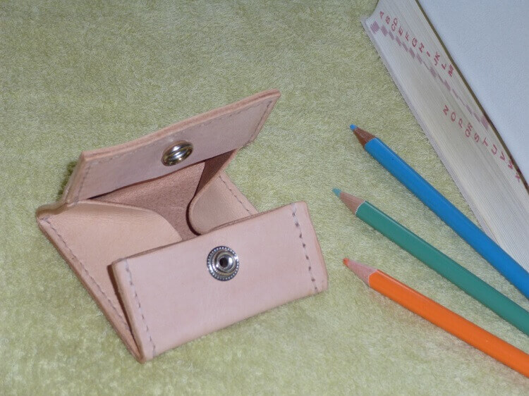 初心者にも簡単、ヌメ革でボックス型コインケースを作ろう！ | hapimade手芸教室｜ハンドメイド・手作りのお手伝い